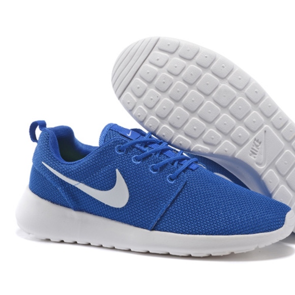 Nike Shoes - Nike Roshe One